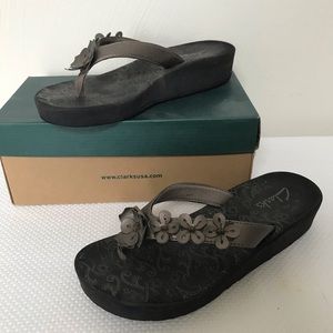 Clarks Skiff Cayman pewter flip flop size 6